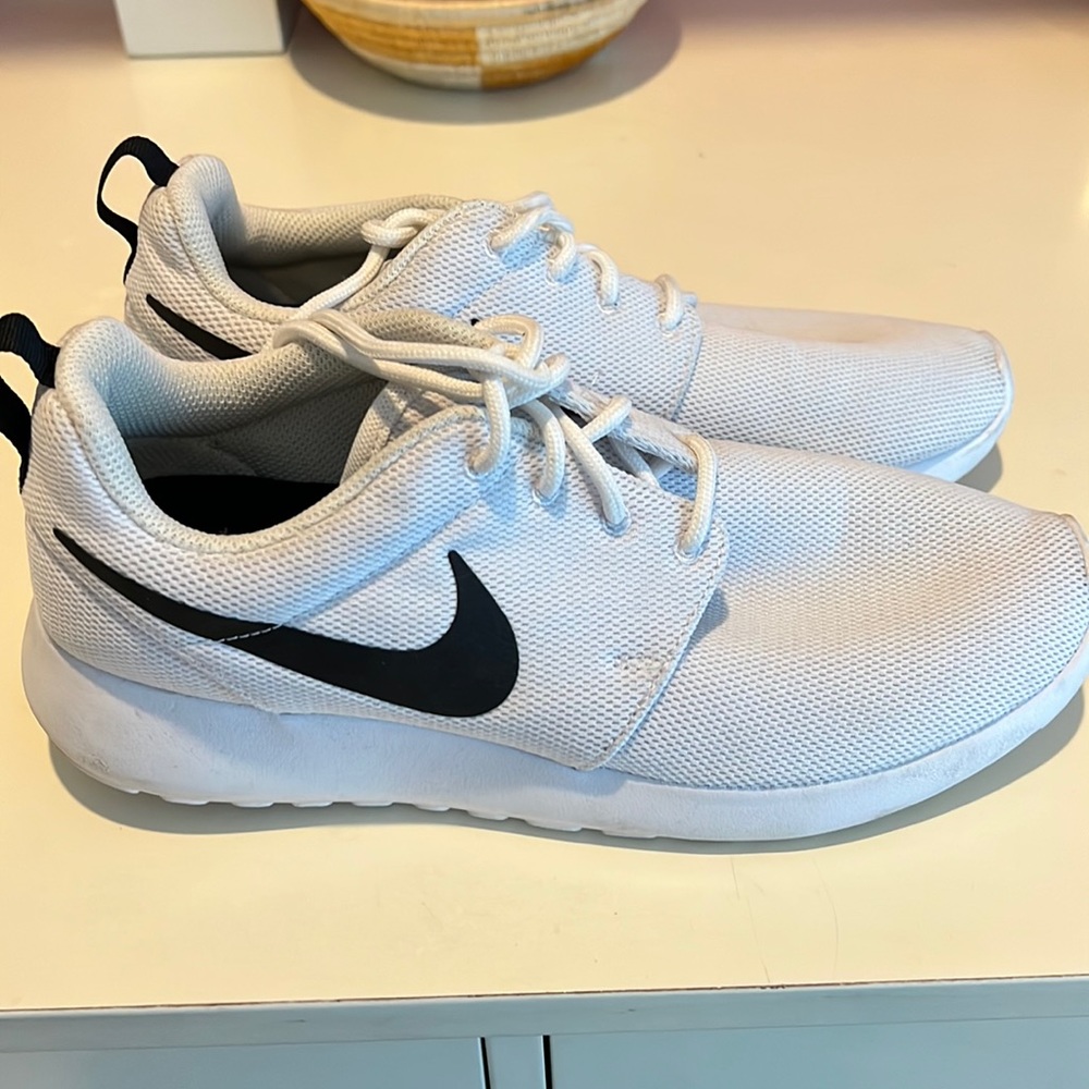 White Nike roches